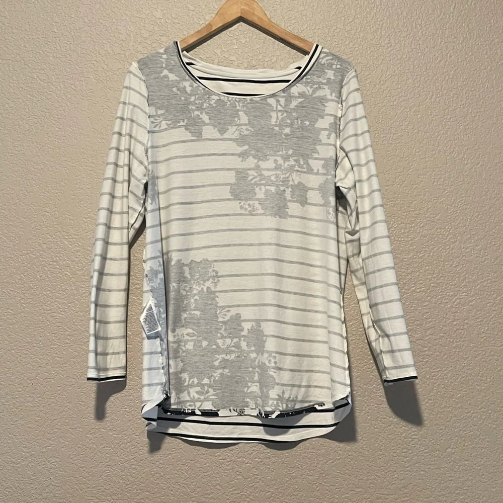 Chico's Black and White‎ Graphic Long Sleeve Blouse - Picture 9 of 12